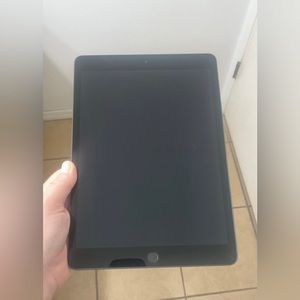 Like New 32GB 7th Generation iPad & Pencil